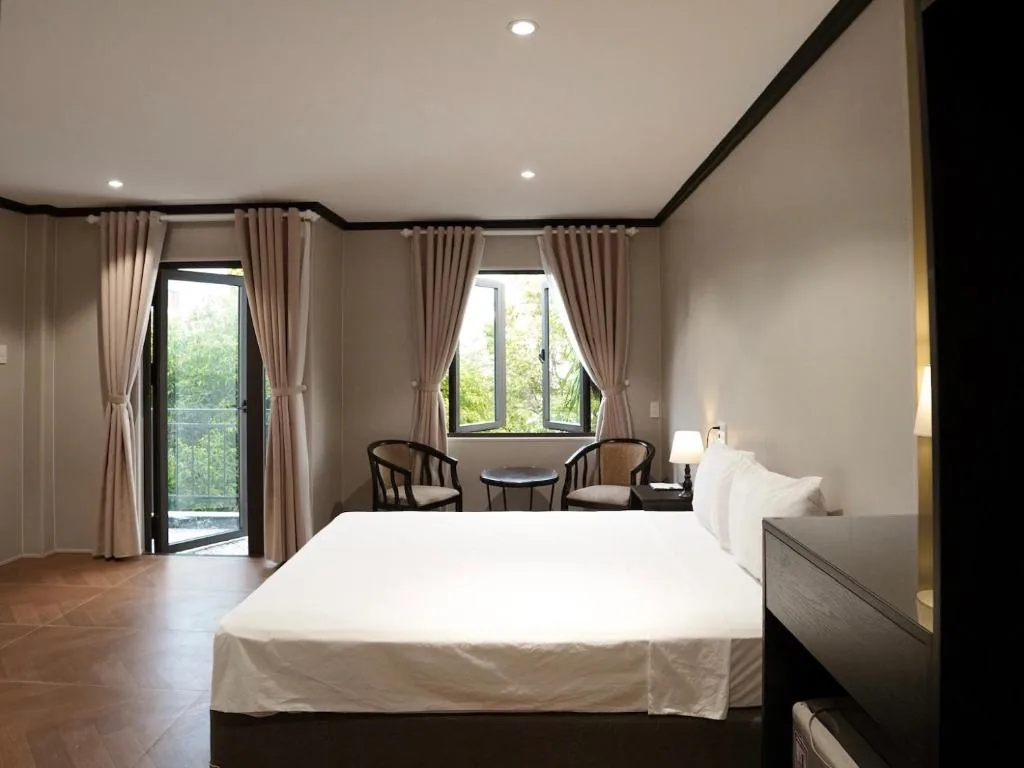 Deluxe Double Room with Balcony — HY Local Budget Hotel